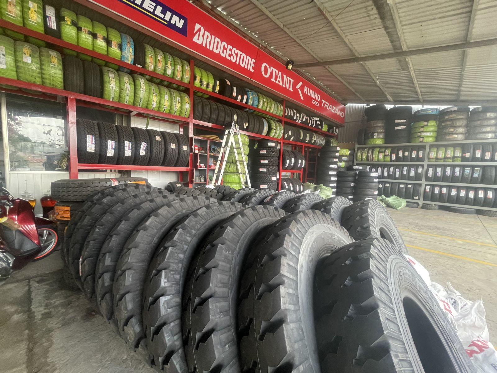 Cửa Hàng Lốp Xe Tải - Xe Ben - Container Giá Rẻ Ở Tại Dĩ An, Bình Dương - Sự Lựa Chọn Hàng Đầu Cho Doanh Nghiệp Vận Tải